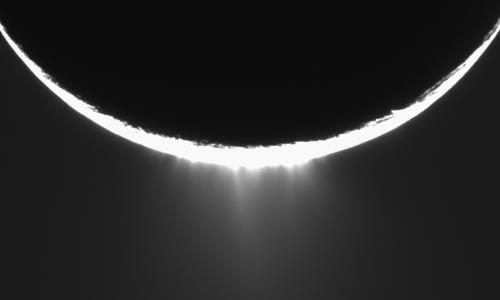 Quattro immagini riprese in sequenza il 27 novembre 2005 mostrano i getti di particelle ghiacciate che vengono sparati fuori da Encelado, una delle lune ghiacciate di Saturno. Crediti: NASA/JPL/Space Science Institute
