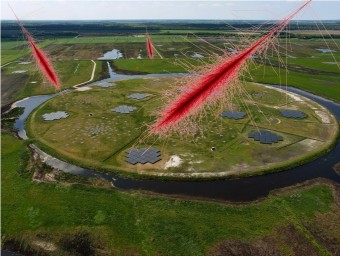 Sciame di particelle, simulato con il codice CORSIKA, sopra alle antenne LOFAR di Exloo, nei Paesi Bassi. Crediti: ASTRON/KIT/Radboud