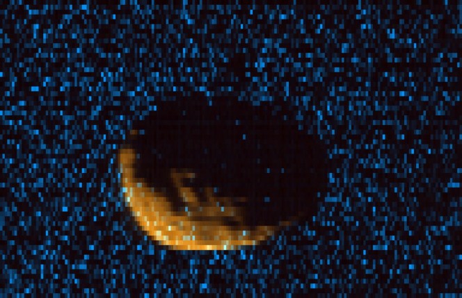 Phobos osservato dallo spettrografo nell’ultravioletto a bordo di MAVEN. In arancione, la luce nella banda dell’ultravioletto medio proveniente dal Sole e riflessa dalla superficie di Phobos, che mostra una forma irregolare, ricca di crateri. In blu la luce rilevata nel lontano ultravioletto. Crediti: CU/LASP e NASA