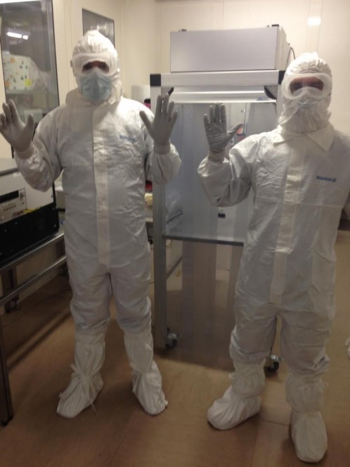 John Brucato ed Eugenio Simoncini, nella camera bianca al CISAS di Padova per le fasi di sterilizzazione di DREAMS