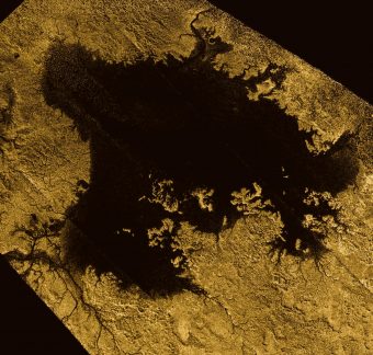 Ligeia Mare è la seconda maggiore distesa di metano liquido sulla superficie di Titano, dopo il Kraken Mare. Crediti: ESA.