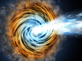 Nuclei attivi di galassia chiamati blazar sono le sorgenti più comunemente rilevate dal telescopio spaziale Fermi. Parte della materia che ricade verso il buco nero supermassiccio al centro della galassia è accelerata verso l'esterno, quasi alla velocità della luce, lungo due getti che puntano in direzioni opposte. Quando accade che uno dei getti è puntato in direzione della Terra, la galassia appare particolarmente luminosa ed è classificata come un blazar. Crediti: M. Weiss/CfA