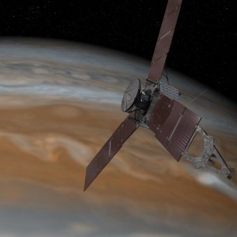 Juno infila l’orbita gioviana nel rendering disegnato da un artista. Crediti: NASA / JPL-Caltech.