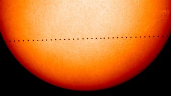 Una sequenza di immagini di Mercurio che attraversa il disco solare raccolte dal satellite SOHO l'8 novembre 2006. Crediti: SOHO/ESA/NASA 