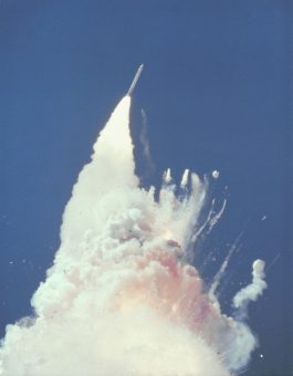 Lo Space Shuttle Challenger esplode poco dopo il decollo. SI vede il booster di sinistra continuare la sua corsa. Crediti: NASA