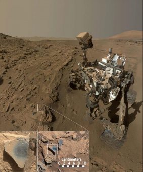 Il rover della NASA CUriosity al lavoro per analizzare la composizione chimica delle rocce del cratere Gale, su Marte. Crediti: MSSS/JPL/NASA