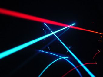 Giochi di luce con laser. Crediti: Jeff Keyzer