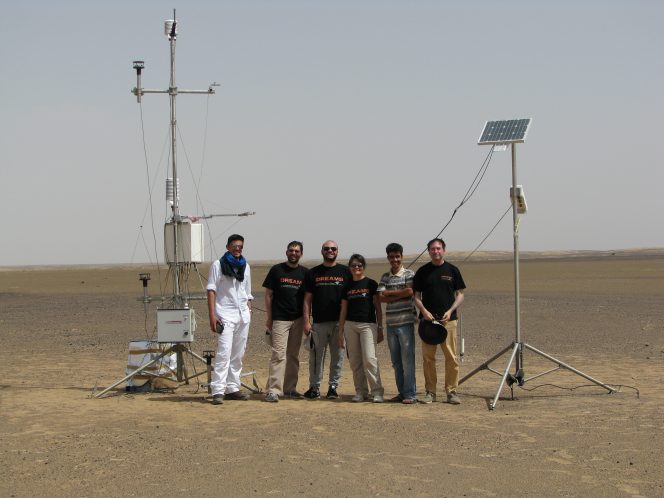 Francesca Esposito e i suoi colleghi nel deserto del Sahara. Tra il 2013 e il 2014 hanno effettuato degli esperimenti per comprendere meglio la relazione tra elettricità e sollevamento di grani di polvere nell'aria durante tempeste di sabbia simili a quelle che si verificano su Marte. Crediti: Francesca Esposito