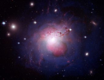Al centro dell’immagine, NGC 1275, la galassia più massiccia al centro dell’ammasso di Perseo. Crediti: NASA, ESA, NRAO e L. Frattare (STScI)