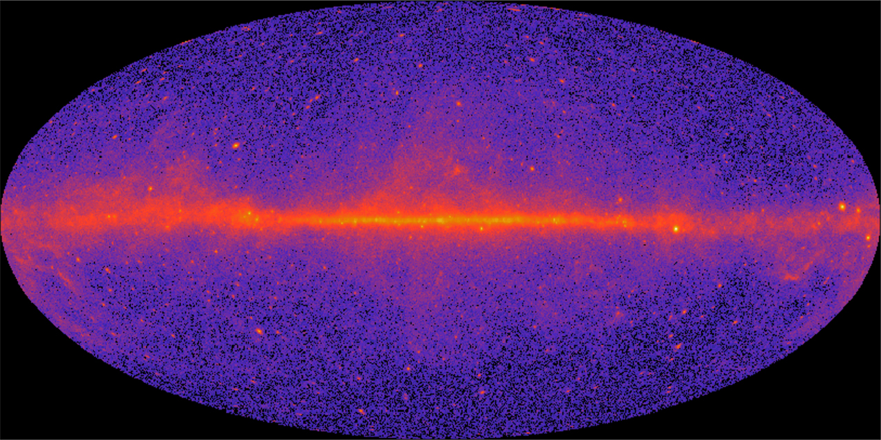 Mappa del cielo vista attraverso la radiazione gamma, cosi’ come ce la mostra il telescopio Fermi-LAT. La figura mostra i singoli fotoni gamma raccolti in 6 anni dal telescopio, con energie superiori a 1 GeV1. Il centro dell’immagine corrisponde alla posizione del centro della nostra Galassia, la cui emissione è ben visibile nella banda gialla e rossa orizzontale. I punti luminosi in rosso sono associati a singole sorgenti particolarmente luminose. La parte in blu contiene l’informazione delle sorgenti più deboli, compresa la materia oscura. Crediti: H. Zechlin