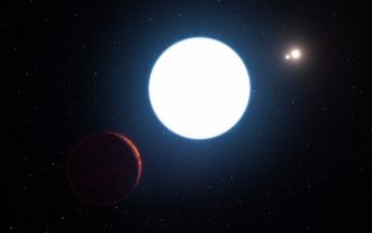 Questa rappresentazione artistica mostra una veduta del sistema stellare triplo HD 131399 da un punto vicino al pianeta gigante in orbita nel sistema. Il pianeta, visibile nell'angolo in basso a sinistra nell'immagine, si chiama HD 131399Ab. Crediti: ESO/L. Calçada
