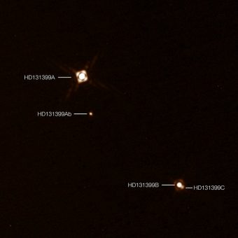 Questa immagine composita con note mostra l'esopianeta HD 131399Ab appena scoperto nel sistema stellare triplo HD 131399. L'immagine del pianeta è stata ottenuta con la camera di SHPERE montato sul VLT (Very Large Telescope) dell'ESO in Cile. È il primo esopianeta scoperto da SPHERE e uno dei pochi di cui sia stato possibile ottenere una fotografia. La temperatura di circa 580 gradi C e la massa stimata a circa quattro volte la massa di Giove ne fanno uno degli esopianeti più freddi e meno massicci di cui sia stata ottenuta un'immagine diretta. Questa immagine è stata ottenuta da due diverse osservazioni con SPHERE: una per rendere le tre stelle e l'altra per rivelare il pianeta molto fioco. Il pianeta appare perciò in questa immagine molto più brillante della realtà, in confronto con le stelle. Crediti: ESO/K. Wagner et al.