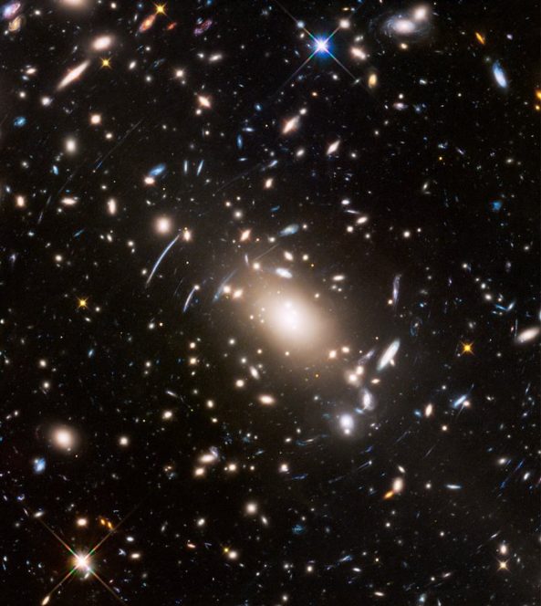 Abell S1063 è un ammasso di galassie osservato da Hubble. L'enorme cluster è una lente gravitazionale e permette di osservare oggetti ancora più lontani. Crediti: NASA, ESA, and J. Lotz (STScI)