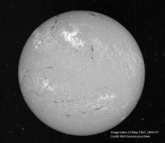 Immagine in H-alpha del Sole il 23 maggio del 1967. La regione del brillamento è quella più luminosa nella parte superiore del disco. Crediti: National Solar Observatory historical archive