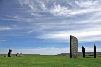 Il grande cerchio di pietre Stenness sull’isola di Orkney si trova in un paesaggio caratterizzato da un panorama “inverso”. Il progetto dei ricercatori dell’Università di Adelaide ha esaminato gli allineamenti che partono dal centro e passano lungo le pietre disposte lungo il cerchio e lungo i fori. Crediti: Douglas Scott