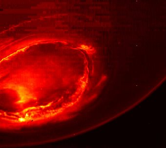 Una veduta senza precedenti dell’aurora sud di Giove. Vista da Terra quest’aurora appare soltanto come poco più che un segmento luminoso al bordo più meridionale del pianeta. Crediti: Credits: NASA / JPL-Caltech / SwRI / MSSS