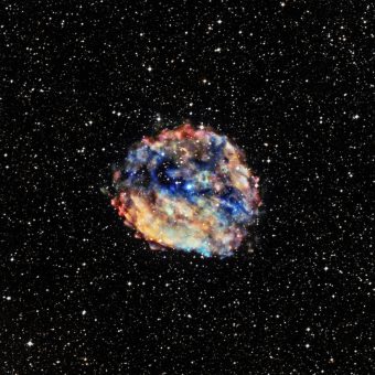 Il resto di supernova RCW 103 con al centro la magnetar 1E 1613. L’immagine è stata ottenuta con il satellite a raggi X Chandra. Anche in questo caso i colori dal rosso al blu indicano energie dei raggi X dalle più basse alle più alte. Crediti: CXC Press Office