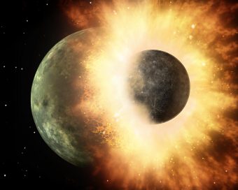 Il rapporto tra gli elementi volatili nel mantello terrestre suggerisce che il carbonio presente sul nostro pianeta sia arrivato da una collisione con un pianeta simile a Mercurio circa 100 milioni di anni dopo la formazione della Terra. Nell’immagine, una rappresentazione artistica dell’impatto. Crediti: NASA/JPL-Caltech