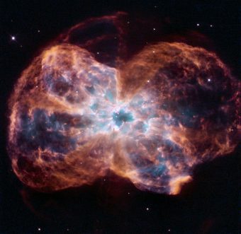 Ecco il gran finale di una stella simile al nostro Sole: la nebulosa NGC 2440. La nana bianca al centro di NGC 2440 è una delle più calde ad oggi note.