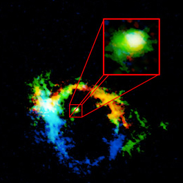 L’immagine ottenuta con ALMA della regione centrale – larga circa 40 anni luce – di NGC 1068. L’ingrandimento mostra il toroide che ospita il buco nero supermassiccio. Crediti: Gallimore et al.; ALMA (ESO/NAOJ/NRAO); B. Saxton (NRAO/AUI/NSF)