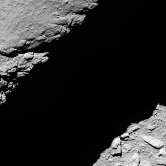 L'ultima immagine arrivata da Osiris del suolo della cometa 67P da una distanza di appena 1.2 chilometri. Crediti:ESA / Rosetta / MPS for OSIRIS Team