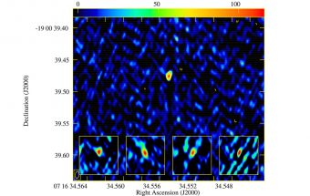 La regione centrale della galassia WISE J0716-19 vista dalla rete di radiotelescopi EVN. Il pannello principale è l'immagine "media" delle quattro osservazioni, mentre i piccoli pannelli in basso mostrano le immagini ottenute in ciascuna delle singole osservazioni. La scala di colori indica la brillanza dell'emissione. Crediti: EVN / M. Giroletti et al.