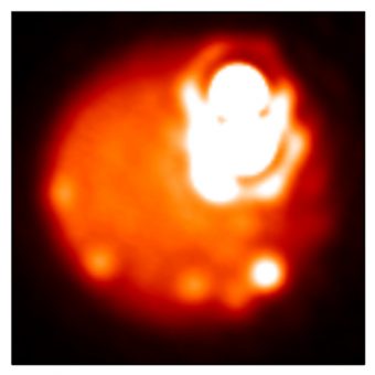 Immagine termica di Io, ripresa il 25 dicembre 2015, che mostra il vulcano più potente della luna, Loki Patera, assieme allo hot spot Amaterasu Patera in eruzione allo stesso tempo. Crediti: K. de Kleer/I. de Pater/UC Berkeley.
