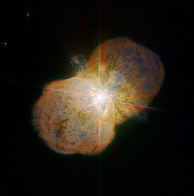 Una nuova immagine della variabile blu Eta Carinae è stata ottenuta con lo strumento NACO, montato sul VLT (Very Large Telescope) dell'ESO, che opera nel vicino infrarosso con ottica adattiva e ci rivela una messe di dettagli. Si vede una struttura bipolare oltre ai getti che escono dalla stella centrale. L'immagine è stata ottenuta dall'equipe scientifica di Paranal e elaborata da Yuri Beletsky (ESO) e Hännes Heyer (ESO). Si basa su dati ottenuti con con filtri a banda larga (J, H e K; 90 secondi di esposizione per ogni filtro) e a banda stretta (1,64, 2,12 e 2,17 micron; per osservare rispettivamente il ferro, l'idrogeno molecolare e l'idrogeno atomico; 4 minuti di esposizione per ogni filtro). Crediti: ESO