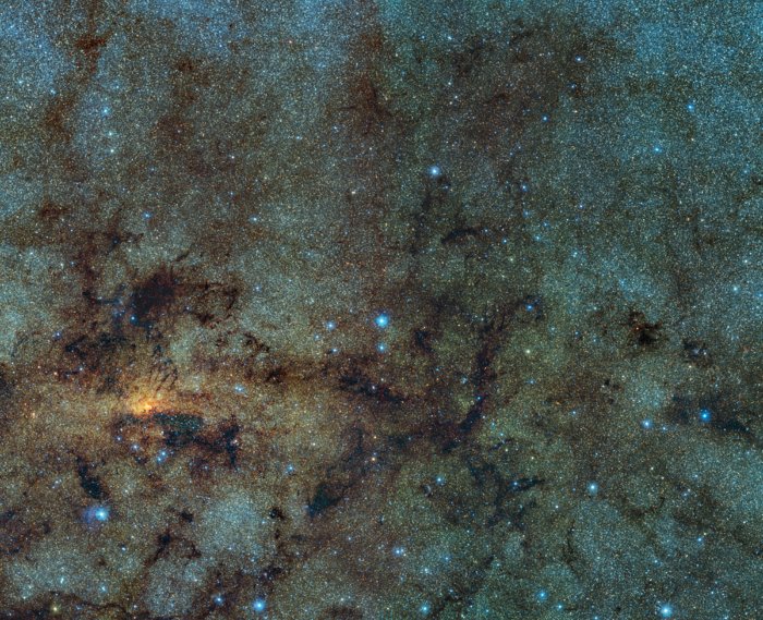 Questa immagine ottenuta da VISTA, telescopio infrarosso per survey, nell'ambito della survey pubblica dell'ESO nota come VVV (Stelle variabili nella Via Lattea, o "Variables in the Via Lactea with VISTA" in inglese) mostra la zona centrale della Via Lattea. La capacità di VISTA di osservare nell'infrarosso permette di studiare le stelle, di solito nascoste dietro la polvere, vicine al centro della Galassia. In questo campo di vista gli astronomi hanno rivelato molte stelle antiche, di un tipo noto come RR Lyrae. Poichè questo tipo di stelle si trova di solito all'interno della popolazione più vecchia di 10 miliardi di anni, la scoperta suggerisce che il rigonfiamento centrale della Via Lattea si sia formato probabilmente dalla fusione di ammassi stellari primordiali. Crediti: ESO/VVV Survey/D. Minniti