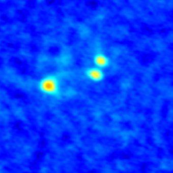 Immagine VLA del sistema protostellare triplo L1448 IRS3B ottenuta alla lunghezza d'onda di 8 mm, dove risaltano maggiormente rispetto a quella ALMA le singole protostelle. Crediti: John Tobin, VLA 