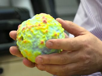 La palla delle anisotropie del fondo cosmico a microonde stampata in 3D a partire dai dati di Planck. Crediti: Imperial College London