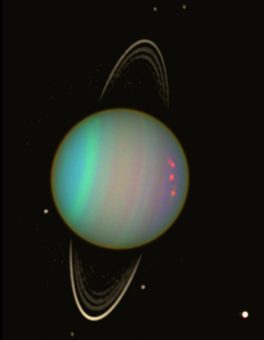 Urano a falsi colori visto dal telescopio spaziale Hubble della NASA nell’agosto 2003. La luminosità dei fiochi anelli del pianeta e delle sue lune scure è stata esaltata per migliorarne la visibilità. Crediti: NASA / Erich Karkoschka (Univ. Arizona)