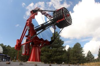 Il telescopio prototipale del progetto ASTRI, con diametro di 4 metri (che lo rende attualmente il più grande telescopio a specchi nella banda del visibile sul suolo italiano), si trova nella stazione osservativa dell’INAF Osservatorio Astrofisico di Catania, a Serra La Nave, sull’Etna, dov’è stato installato nel 2014. Con il suo disegno ottico (realizzato da Paolo Conconi di INAF-Brera), basato sulla speciale configurazione a due specchi mai utilizzata in precedenza detta Schwarzschild-Couder, il telescopio ha visto la partecipazione dell’industria, soprattutto italiana. L’implementazione del telescopio, degli specchi e i test sono stati svolti da Rodolfo Canestrari, Enrico Giro, Salvo Scuderi, e Giorgia Sironi dell’INAF di Brera, Padova e Catania