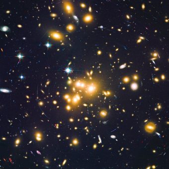 Il grande ammasso di galassie Abell 1689, qui visto dal telescopio spaziale Hubble, è la lente gravitazionale che ha reso possibile l'osservazione delle galassie nane alle sue spalle Crediti: NASA, ESA, B. Siana e A. Alavi