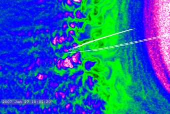 I satelliti Themis rappresentati all’interno della turbolenta regione antistante il fronte d’urto del vento solare con la magnetosfera terrestre. I colori rappresentano l’ampia gamma di densità di particelle presenti in questa zona. Crediti: NASA/Goddard Space Flight Center Scientific Visualization Studio