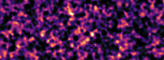 Questa mappa della materia oscura dell'Universo è stata ottenuta dai dati della survey KiDS, usando il telescopio VLT Survey Telescope all'Osservatorio dell'ESO al Paranal in Cile. Rivela una rete estesa di regioni dense (di colore chiaro) e vuote (di colore scuro). Questa è una delle cinque zone di cielo osservate da KiDS. La materia oscura, invisibile, è resa con una colorazione rosata, che copre un'area di cielo di circa 420 volte la dimensione della Luna piena. La ricostruzione dell'immagine è stata fatta analizzando la luce raccolta da più di tre milioni di galassie distanti, a più di 6 miliardi di anni luce da noi. Le immagini delle galassie osservate sono state deformate dall'attrazione gravitazionale della materia oscura mentre la loro luce ha viaggiato nell'Universo. Alcune regioni scure, con margini netti, sono chiaramente identificabili nell'immagine: corrispondono alle posizioni di stelle brillanti e altri oggetti vicini, che si interpongono alla nostra osservazione delle galassie più lontane e vengono perciò mascherate nelle mappe poiché non permettono la misura del segnale di lente gravitazionale in queste aree. Crediti: Kilo-Degree Survey Collaboration/H. Hildebrandt & B. Giblin/ESO