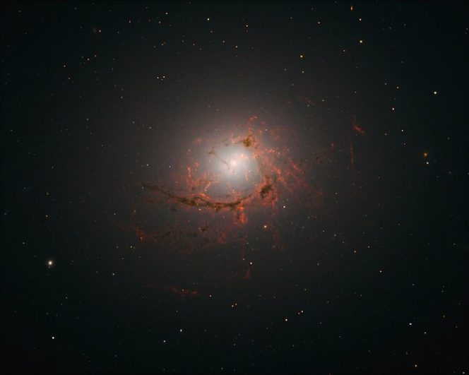 Questa immagine è stata scattata dalla Wide Field Camera 3 di Hubble (WFC3) e mostra NGC 4696, la galassia più grande dell'Amasso del Centauro. Le nuove immagini scattate con Hubble mostrano i filamenti di polvere che circondano il centro di questa enorme galassia in modo più dettagliato rispetto al passato. Crediti: NASA, ESA/Hubble, A. Fabian