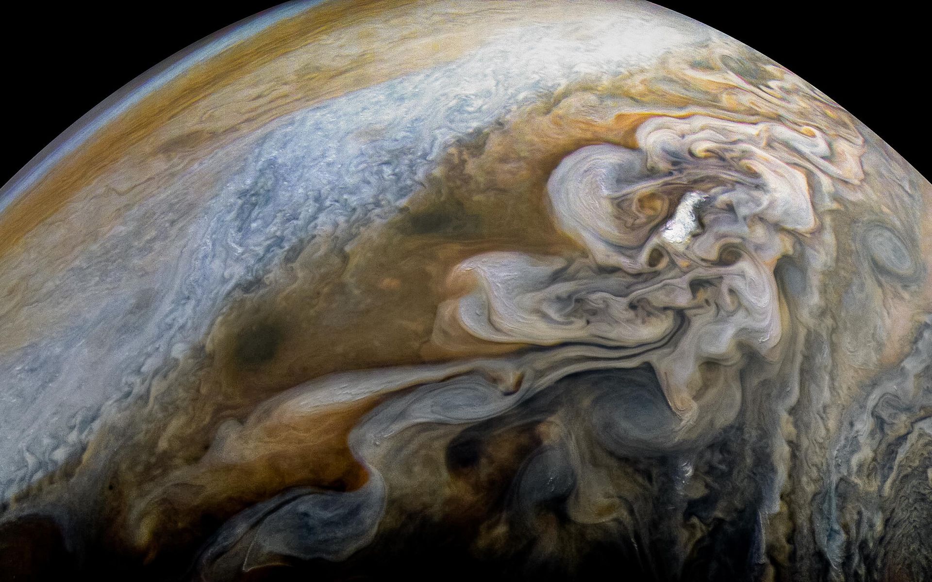 Juno new. Юпитер вблизи. Облака Юпитера фото. Атмосферное давление на поверхности Юпитера. Взрыв в космосе.
