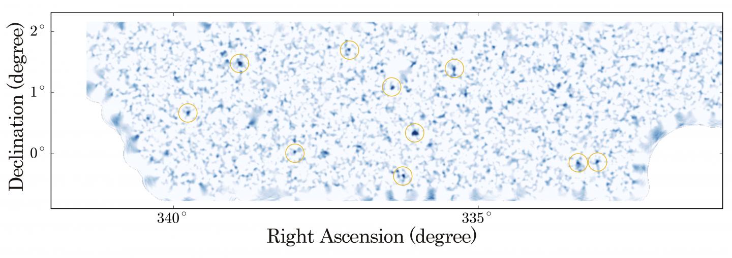 La mappa della distribuzione della materia oscura. Sono indicati da cerchi arancioni le maggiori concentrazioni di materia oscura individuabili dal lensing gravitazionale. Crediti: NAOJ/University of Tokyo