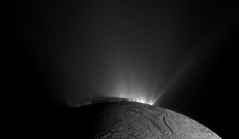 Immagine scattata dalla sonda Cassini nel 2010, che mostra i pennacchi 